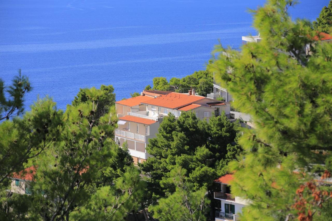 Apartments By The Sea Brela, Makarska - 6688 Екстериор снимка