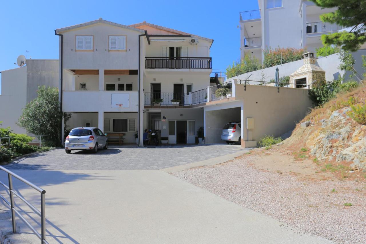 Apartments By The Sea Brela, Makarska - 6688 Екстериор снимка