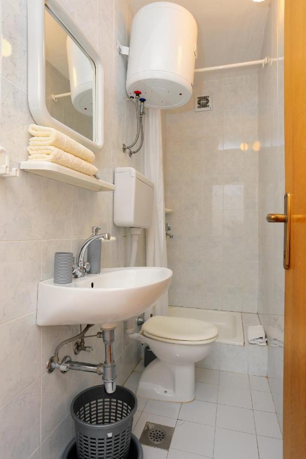 Apartments By The Sea Brela, Makarska - 6688 Екстериор снимка