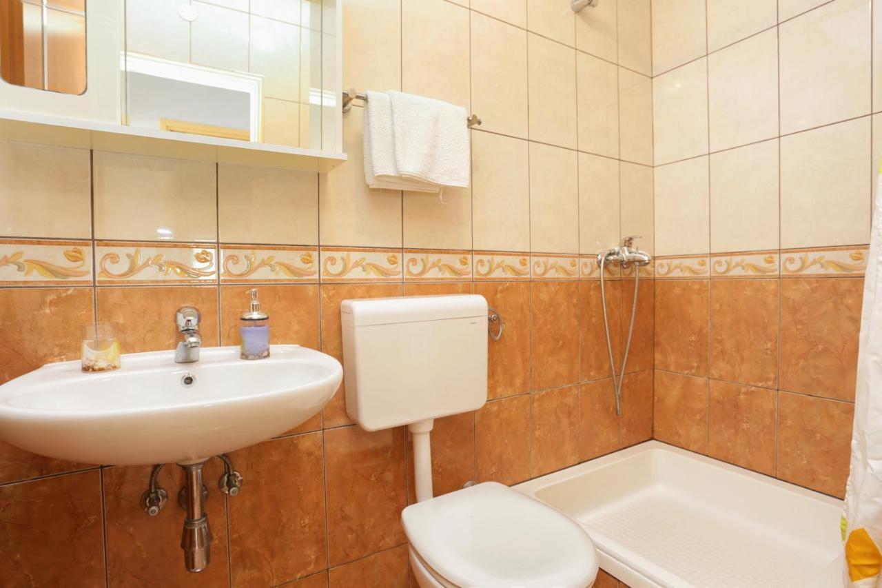 Apartments By The Sea Brela, Makarska - 6688 Екстериор снимка