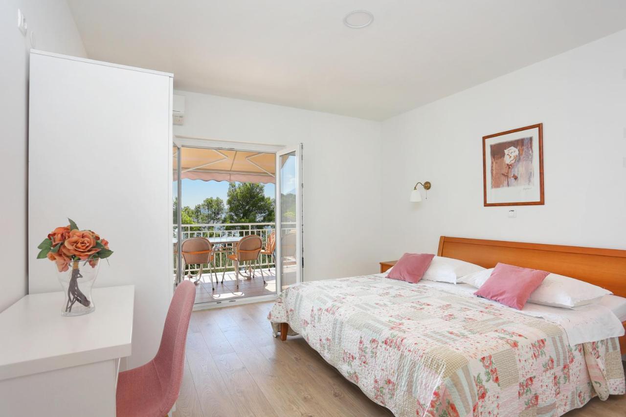 Apartments By The Sea Brela, Makarska - 6688 Екстериор снимка