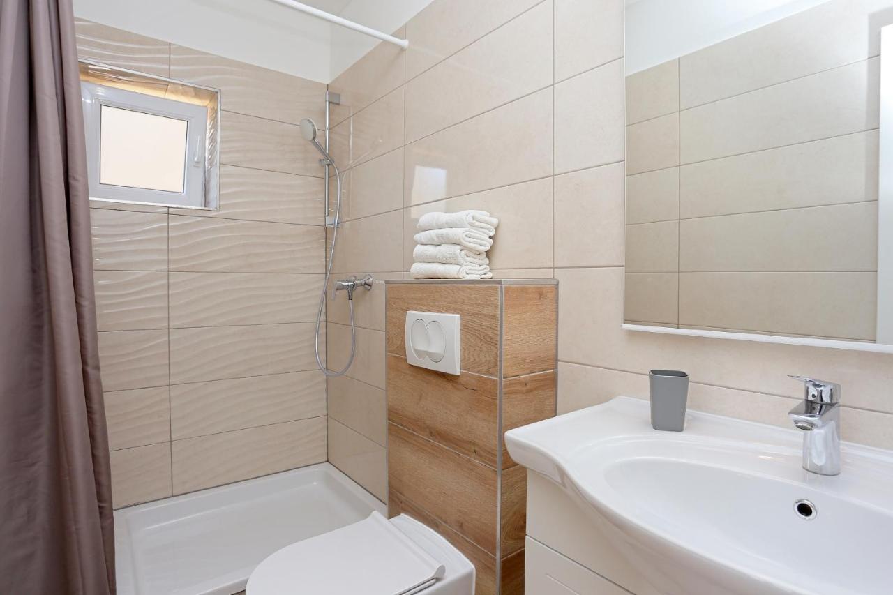 Apartments By The Sea Brela, Makarska - 6688 Екстериор снимка