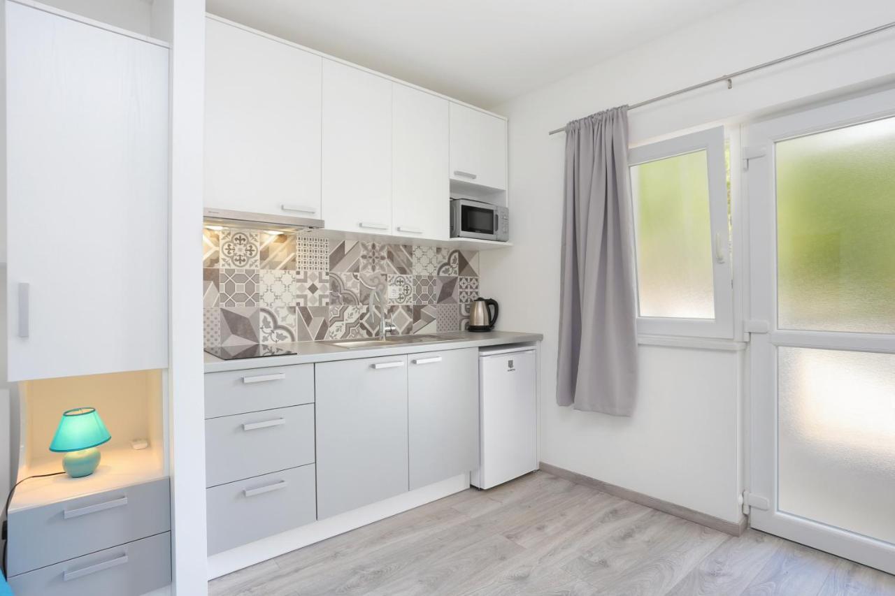 Apartments By The Sea Brela, Makarska - 6688 Екстериор снимка