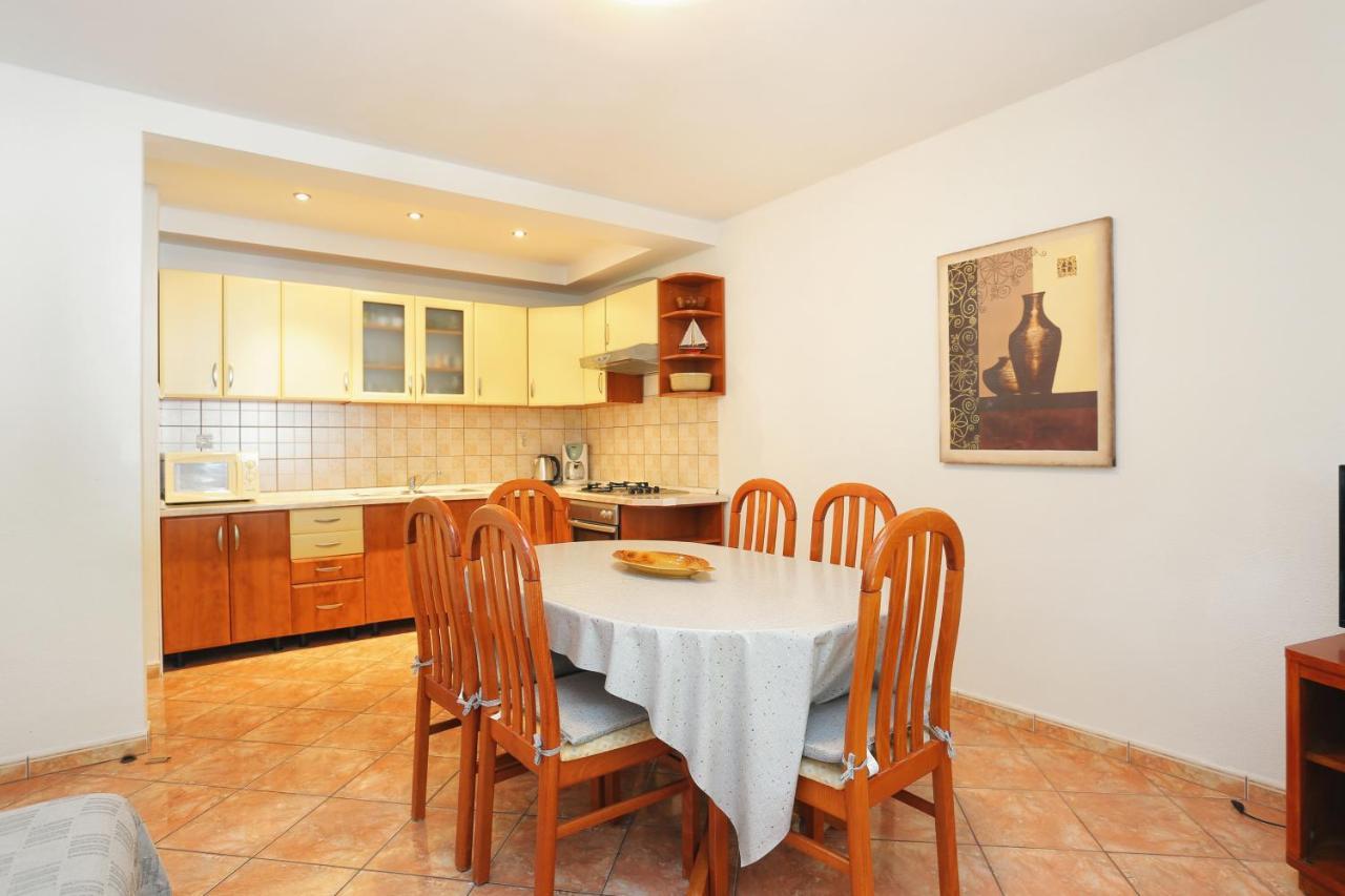 Apartments By The Sea Brela, Makarska - 6688 Екстериор снимка