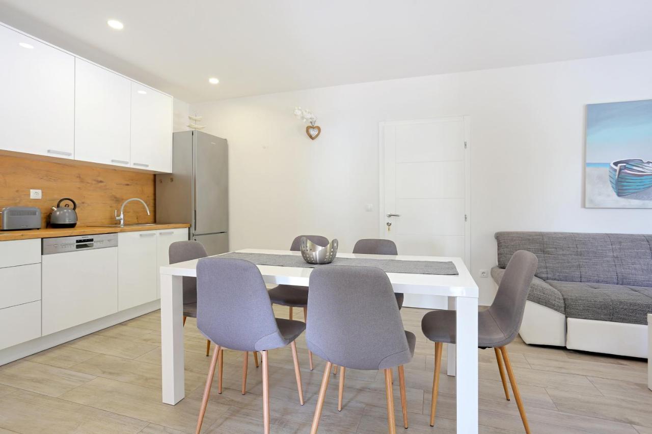 Apartments By The Sea Brela, Makarska - 6688 Екстериор снимка