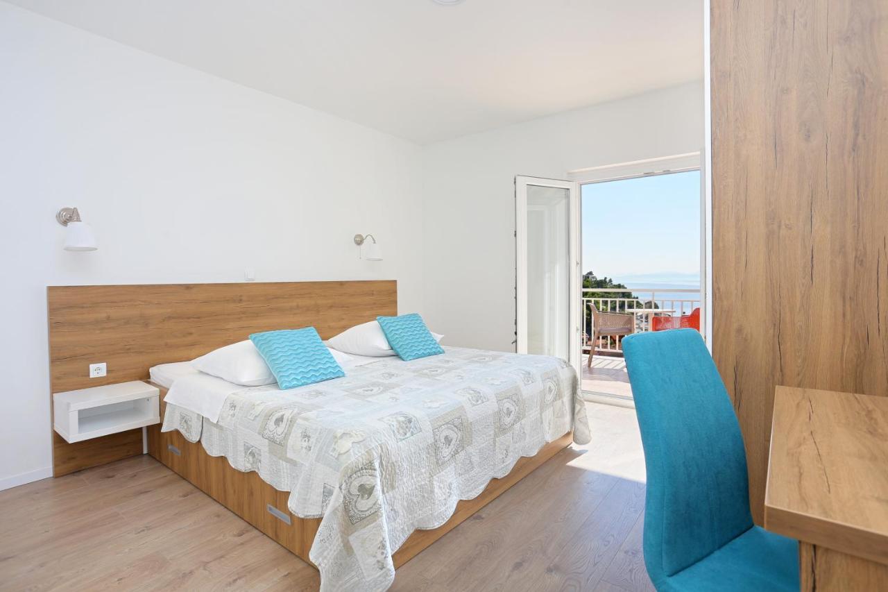 Apartments By The Sea Brela, Makarska - 6688 Екстериор снимка