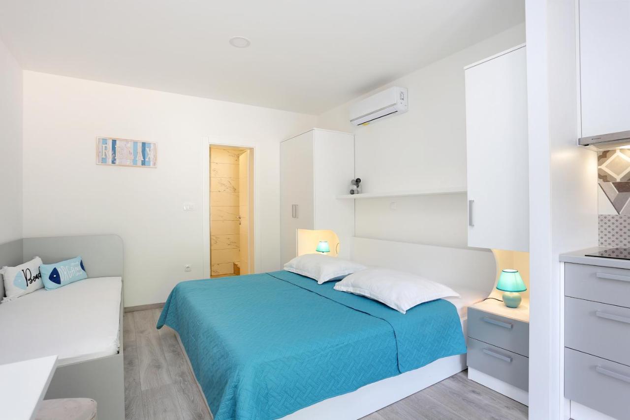 Apartments By The Sea Brela, Makarska - 6688 Екстериор снимка