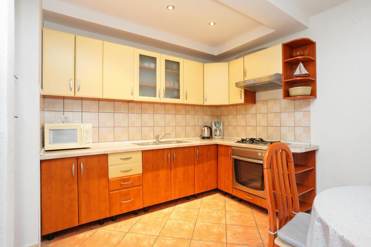 Apartments By The Sea Brela, Makarska - 6688 Екстериор снимка
