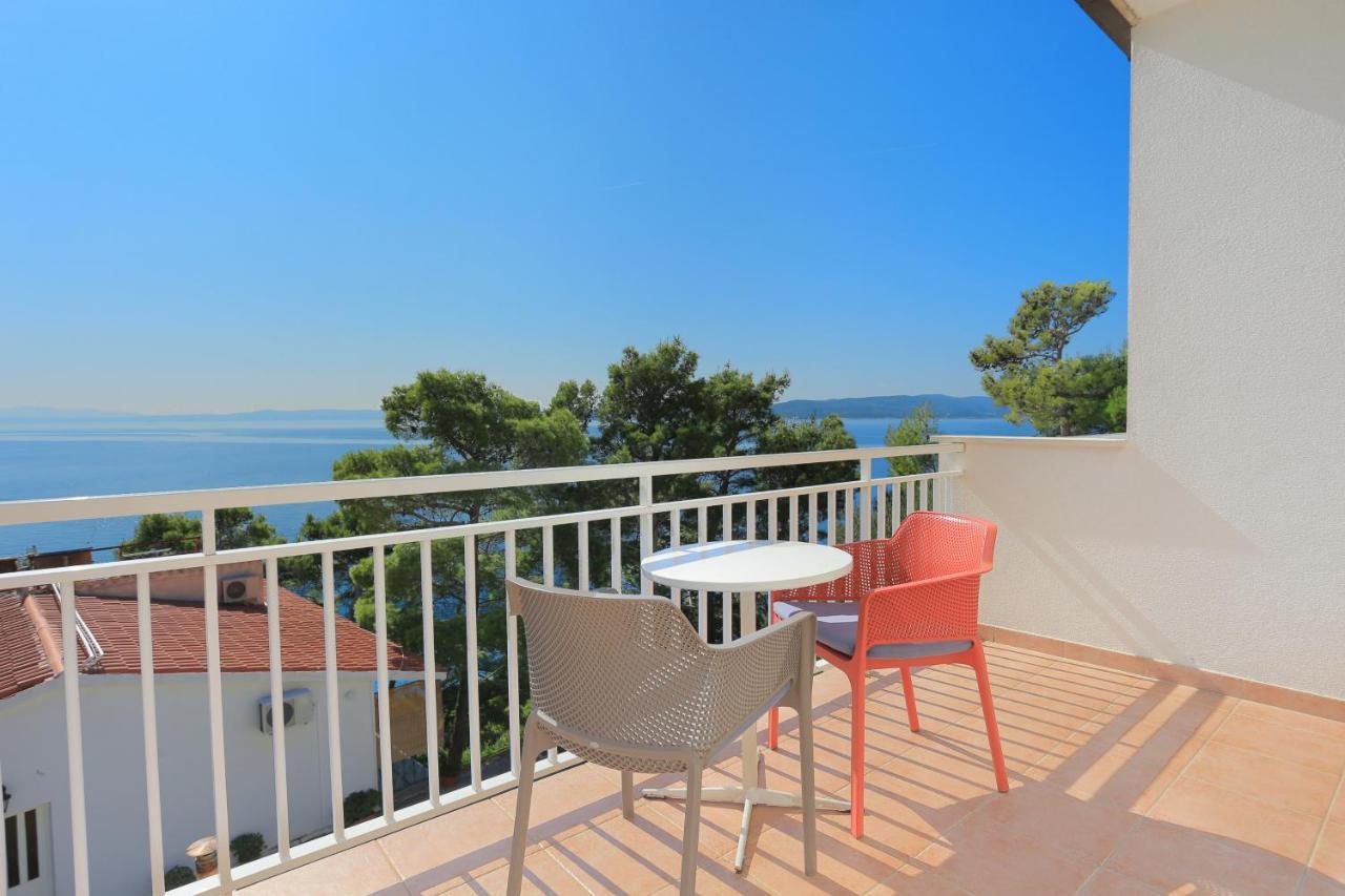 Apartments By The Sea Brela, Makarska - 6688 Екстериор снимка