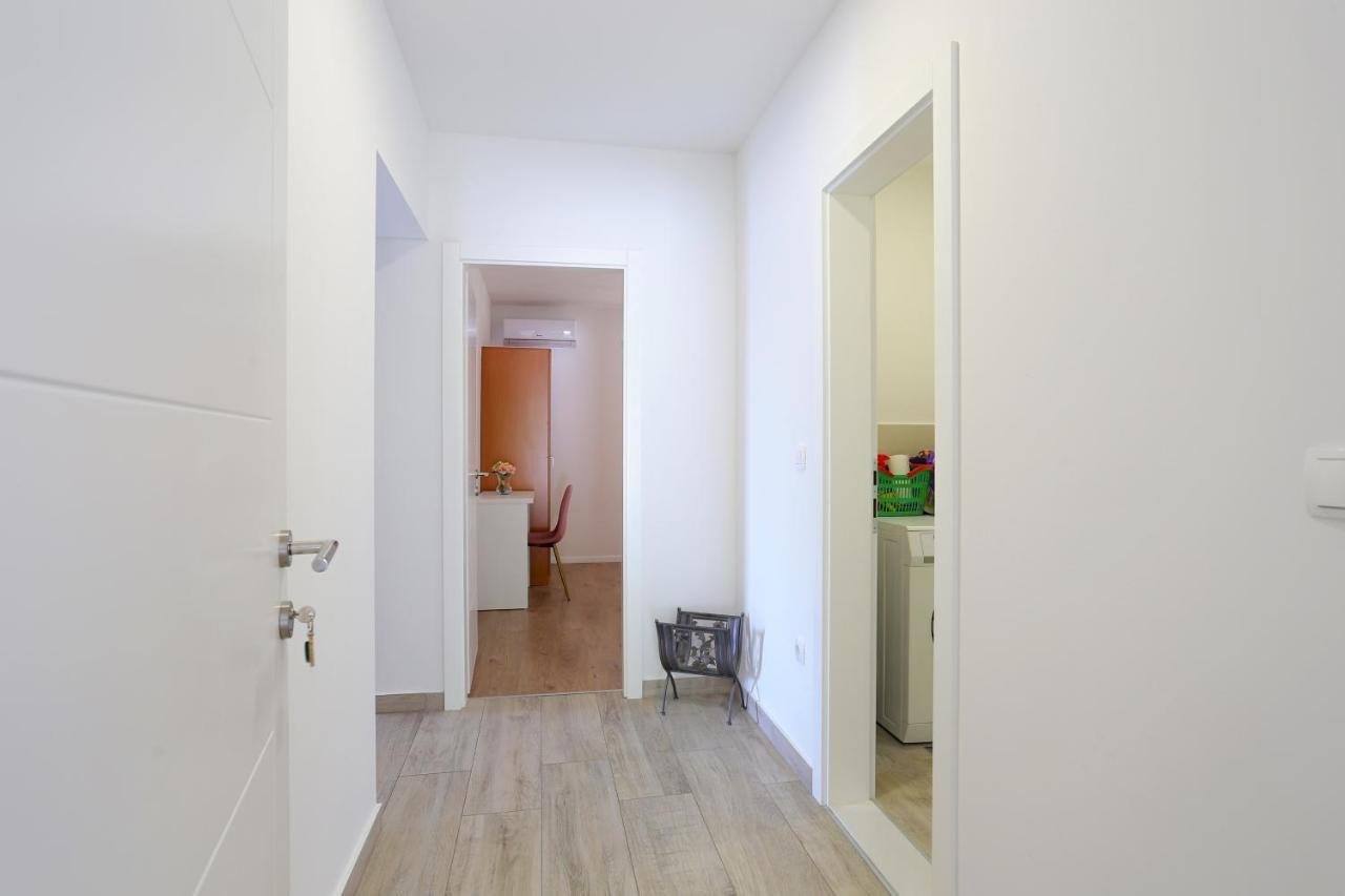 Apartments By The Sea Brela, Makarska - 6688 Екстериор снимка