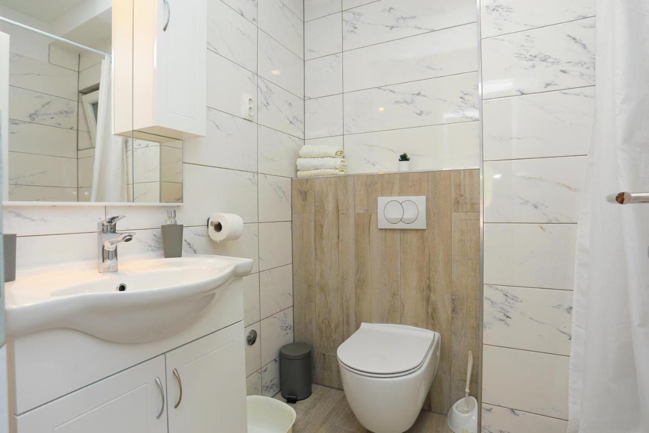 Apartments By The Sea Brela, Makarska - 6688 Екстериор снимка