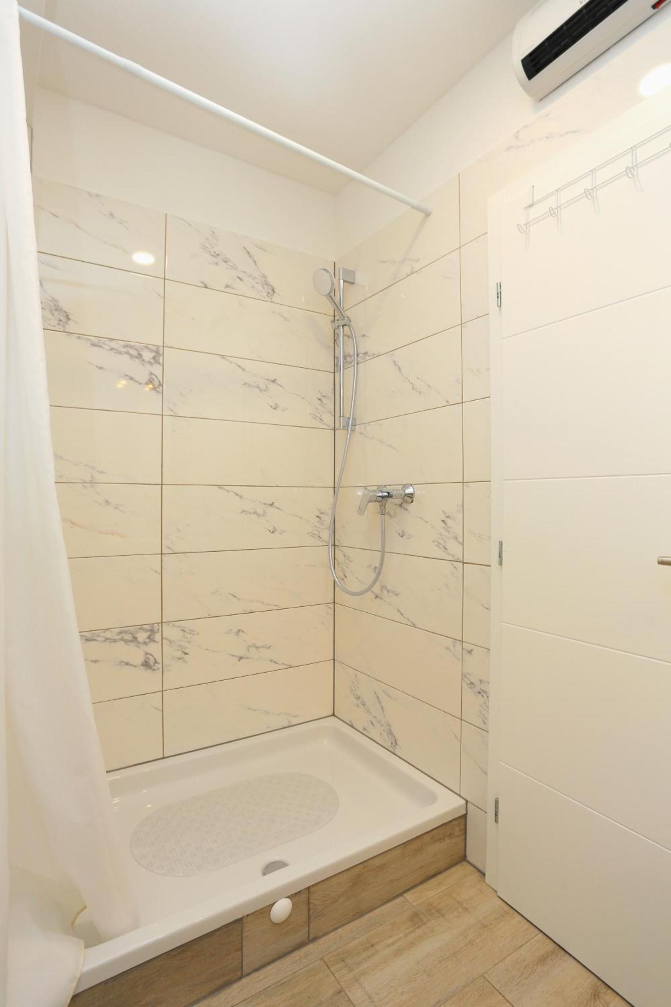 Apartments By The Sea Brela, Makarska - 6688 Стая снимка
