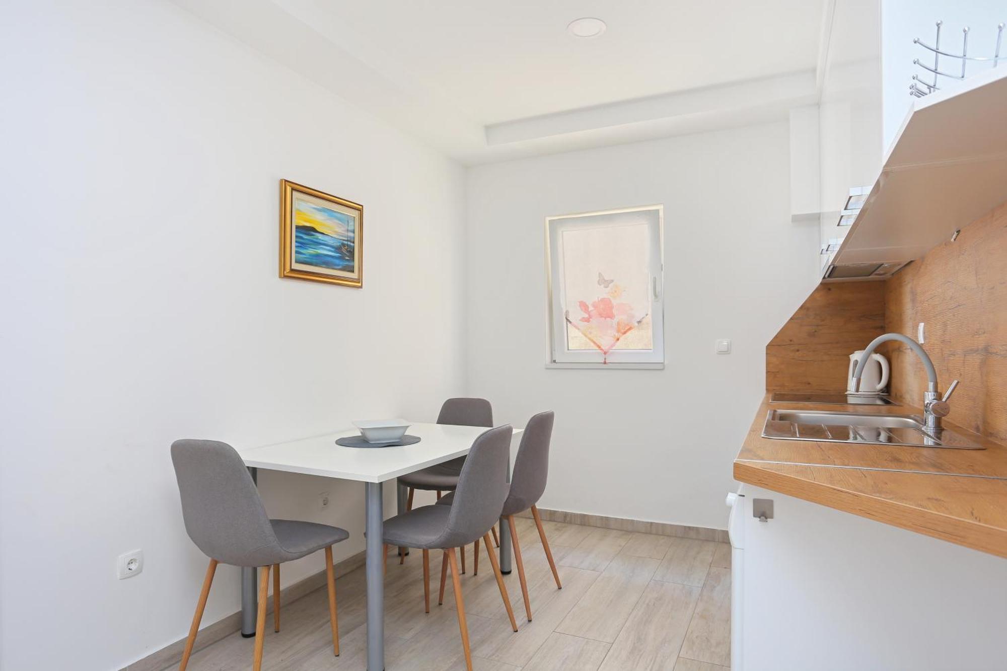Apartments By The Sea Brela, Makarska - 6688 Стая снимка